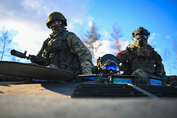 Военнослужащие ВС РФ выдвигаются к месту дислокации после прохождения боевой подготовки на одном из полигонов в зоне специальной военной операции, 2023 год / Алексей Майшев/РИА Новости   📷