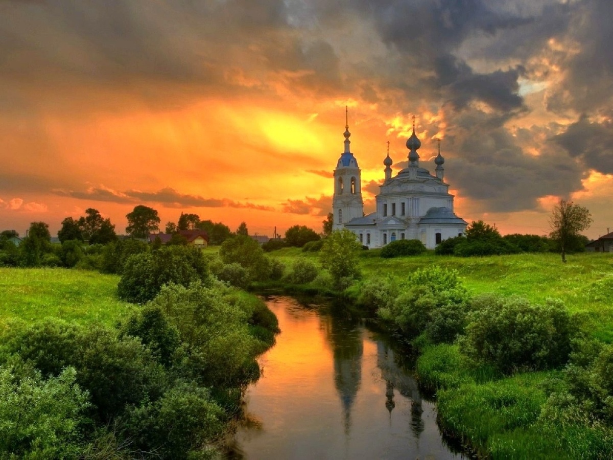 иногда ходит в церковь