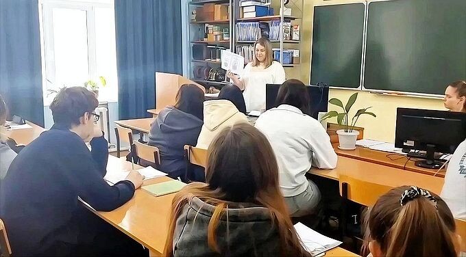 Студенты слушают Хвостовец Юлию Сергеевну