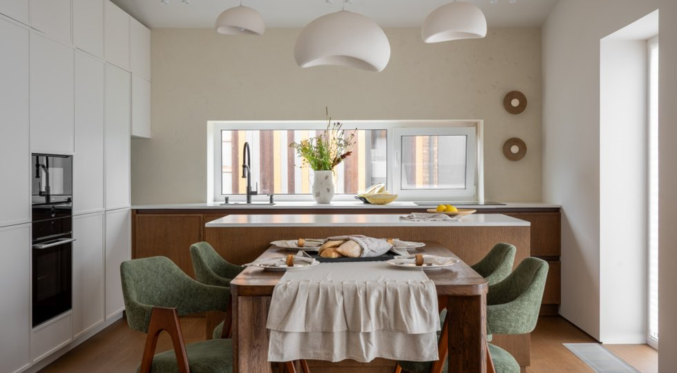 Дом 100 м² в Подмосковье в природной палитре с цветными акцентами