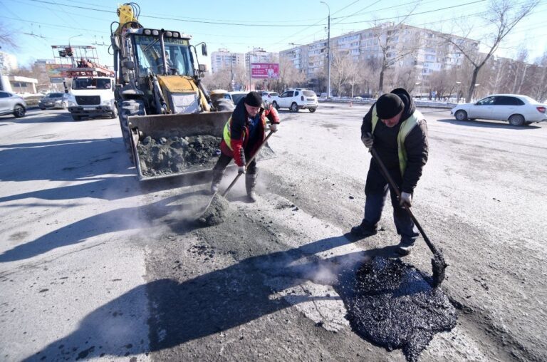    В Оренбурге ямы на дорогах заделывают литым асфальтобетоном Оренбуржье