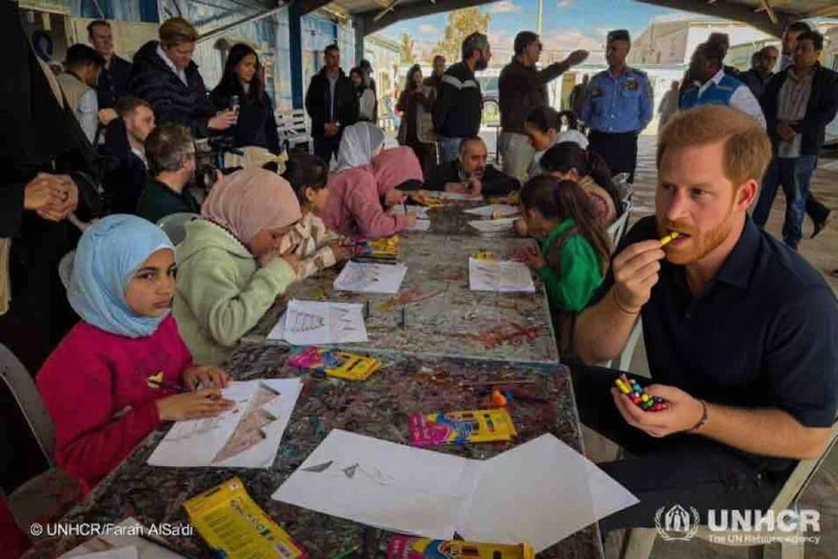 Джеймс Холт на заднем плане