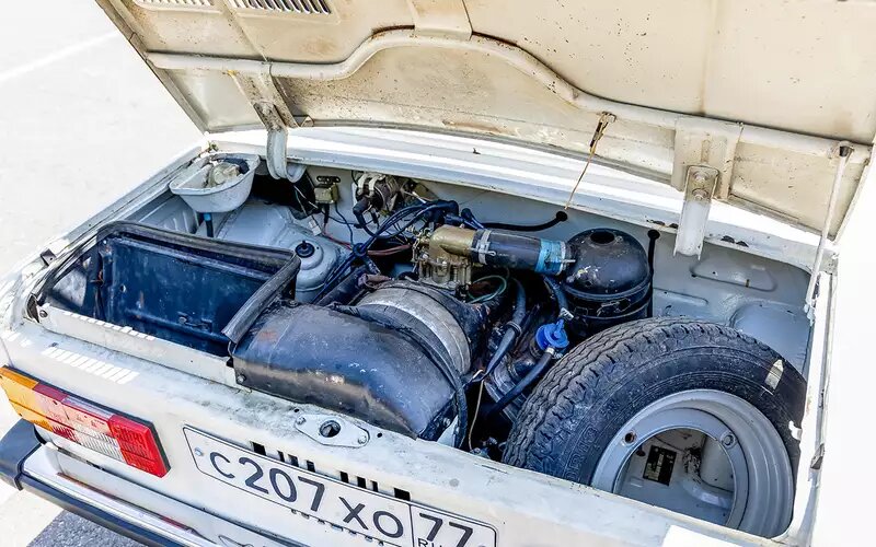 Стандартный двигатель V4 развивает 40 л. с. Запасное колесо – в моторном отсеке.пикап ЗАЗ‑968МП ретротест За рулем
📷
