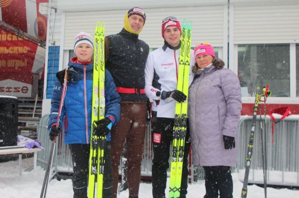    Виталий Денисов с семьёй на краевых соревнованиях памяти заслуженного тренера России Сергея Мельникова. Фото: Виталий Дворянкин/"Алтайский спорт"