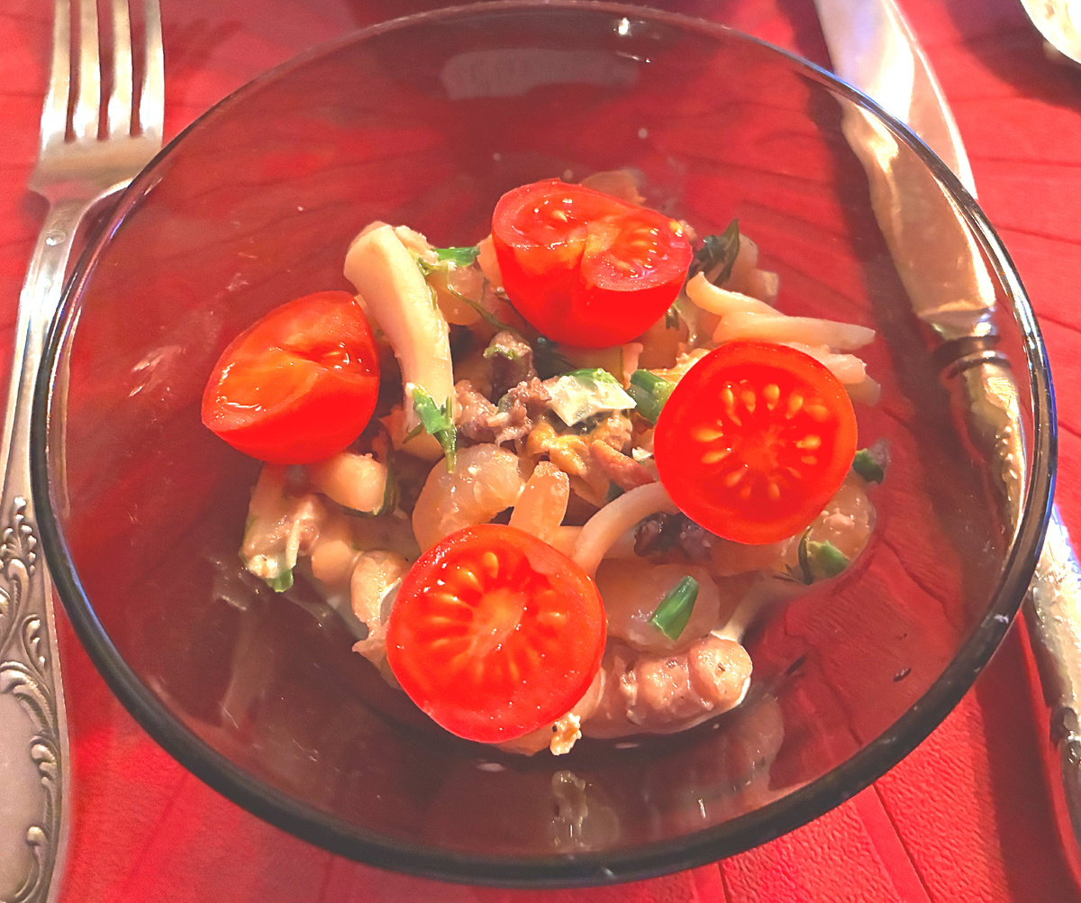 Теплый салат с морепродуктами