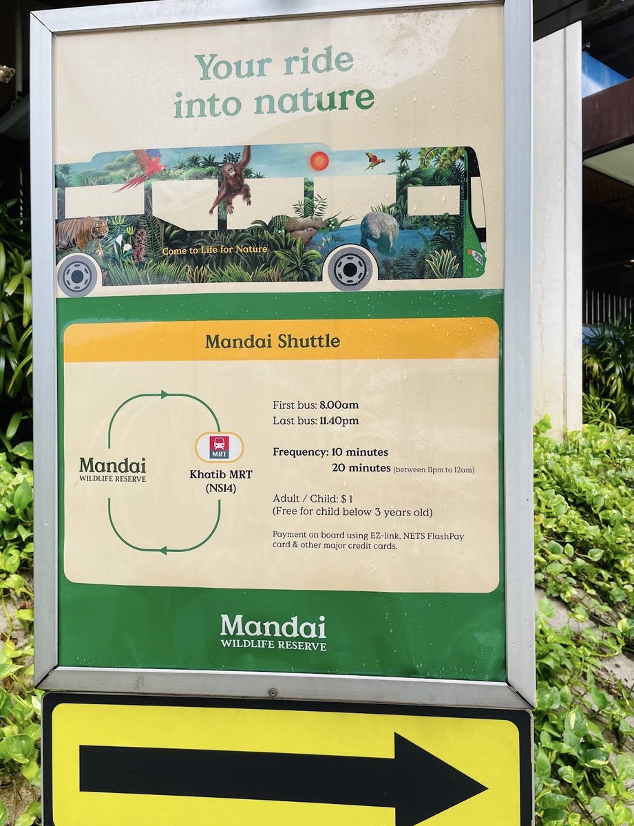 Ориентиры откуда отходит шаттл бас и как он выглядит у станции метро Khatib MRT. 