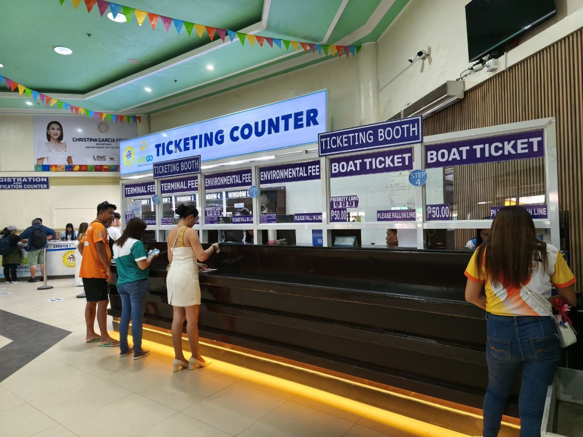 Окошки для оплаты трех различных сборов в порту Боракай