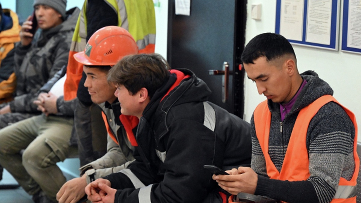    Задержанные иностранные трудовые мигранты во время рейда подразделений МВД на одной из строек в отделе полиции по вопросам миграции в Красноярске.