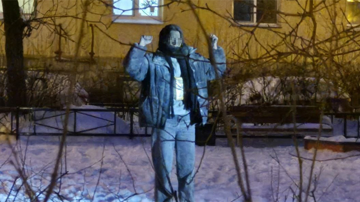    Поджигательница Лиза с поднятыми руками. Фото со страницы в ВК общественного движения "Спасём Донбасс"