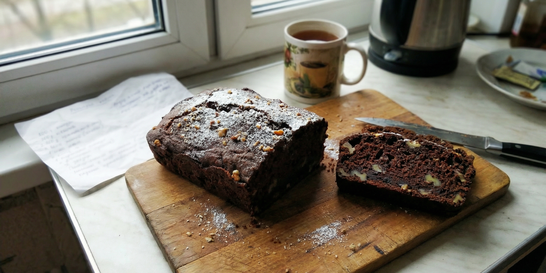 Постная коврижка на варенье: почему этот пирог часто лучше сдобного