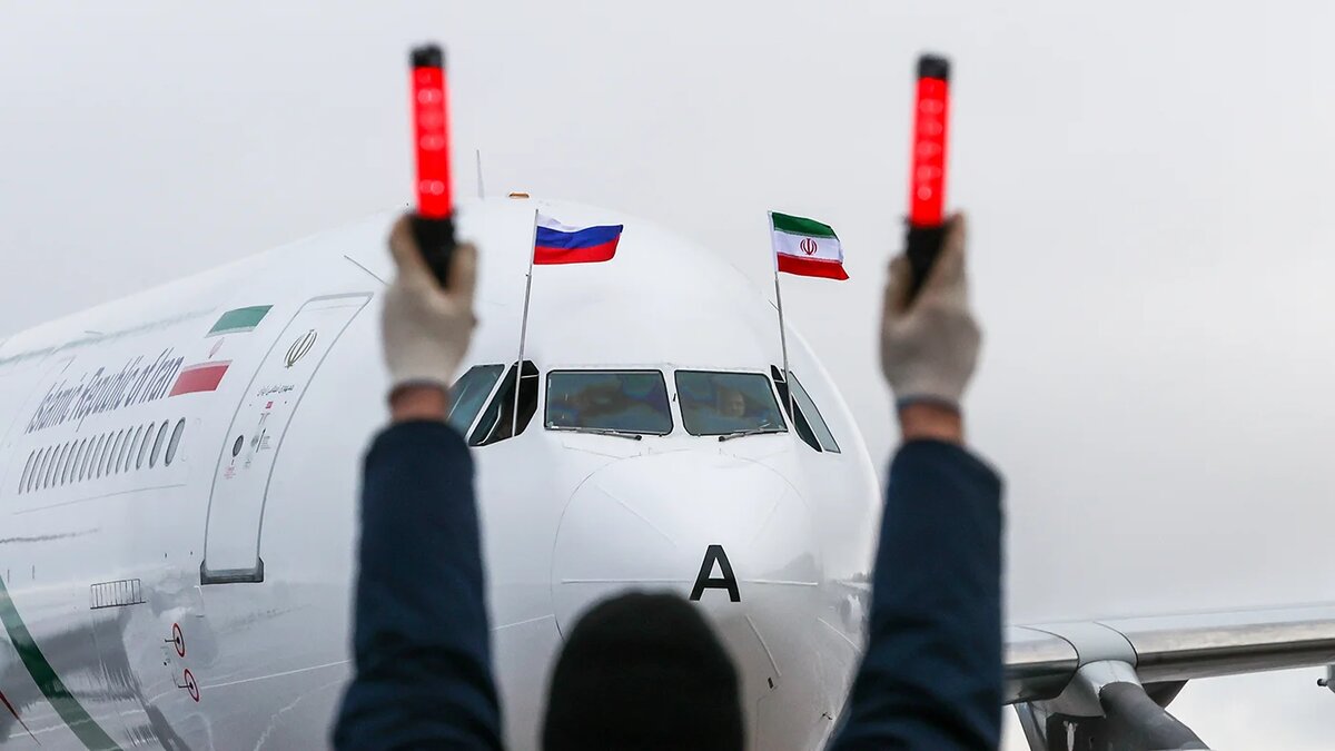   Сергей Карпухин / ТАСС- Борт президента Ирана Масуда Пезешкиана во время церемонии встречи в аэропорту Внуково-2. Россия, 17 января, 2025 года