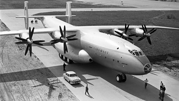 27.02.1965 год - Состоялся первый полет опытного десантно-транспортного самолёта Ан-22 «Антей» № 01-01, экипаж Ю.В.Курлина.