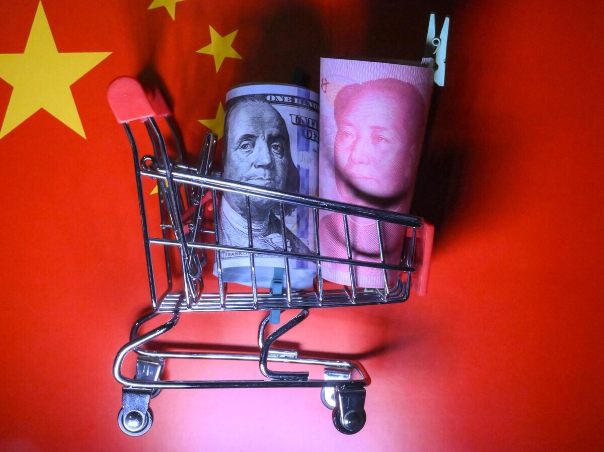    Юань и доллар© РИА Новости . Илья Питалев