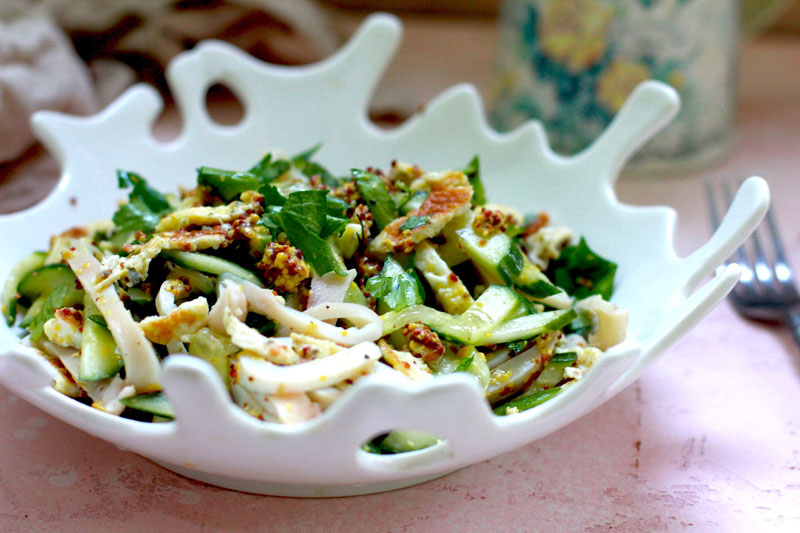 Салат из кальмаров с огурцом и омлетом