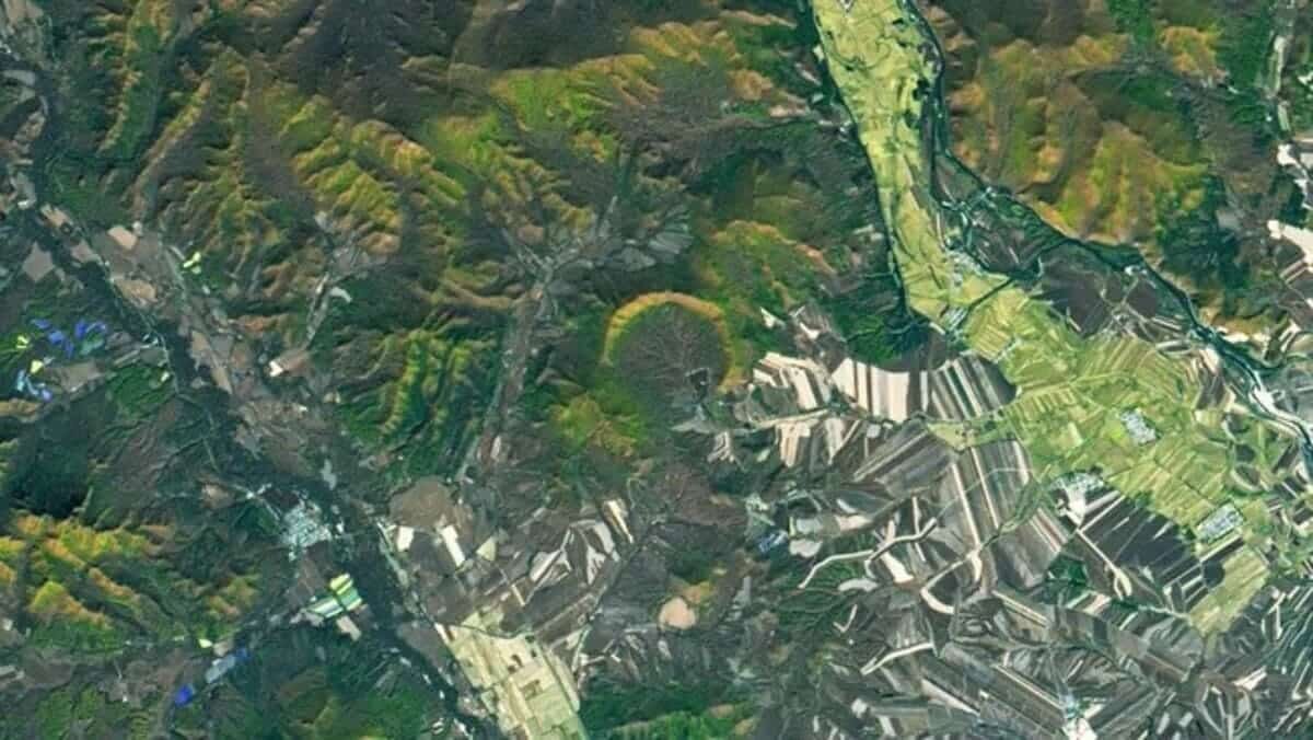 Кратер Илань / © NASA / Landsat 8 