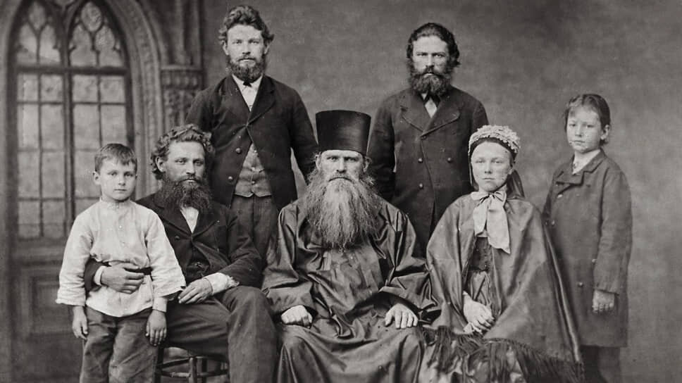 1875 год. Семья Ивана Петровича Павлова, его отец Петр Дмитриевич, мать Варвара Ивановна, братья Сергей, Дмитрий, Петр, сестра Лидия.📷Фото: Wikimedia / AI Image Generator