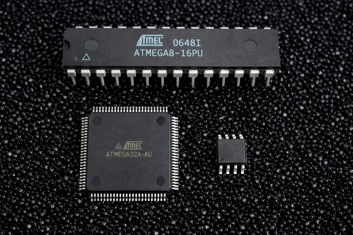 Это было дорого, долго и требовало высокой квалификации. Но функциональность устройств определяла в основном программа.