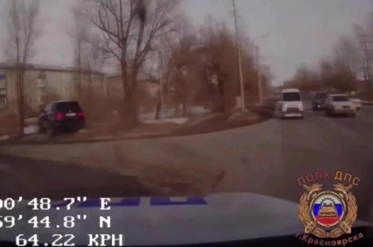    Бросив машину на газоне девушка пыталась скрыться от инспекторов ДПС.