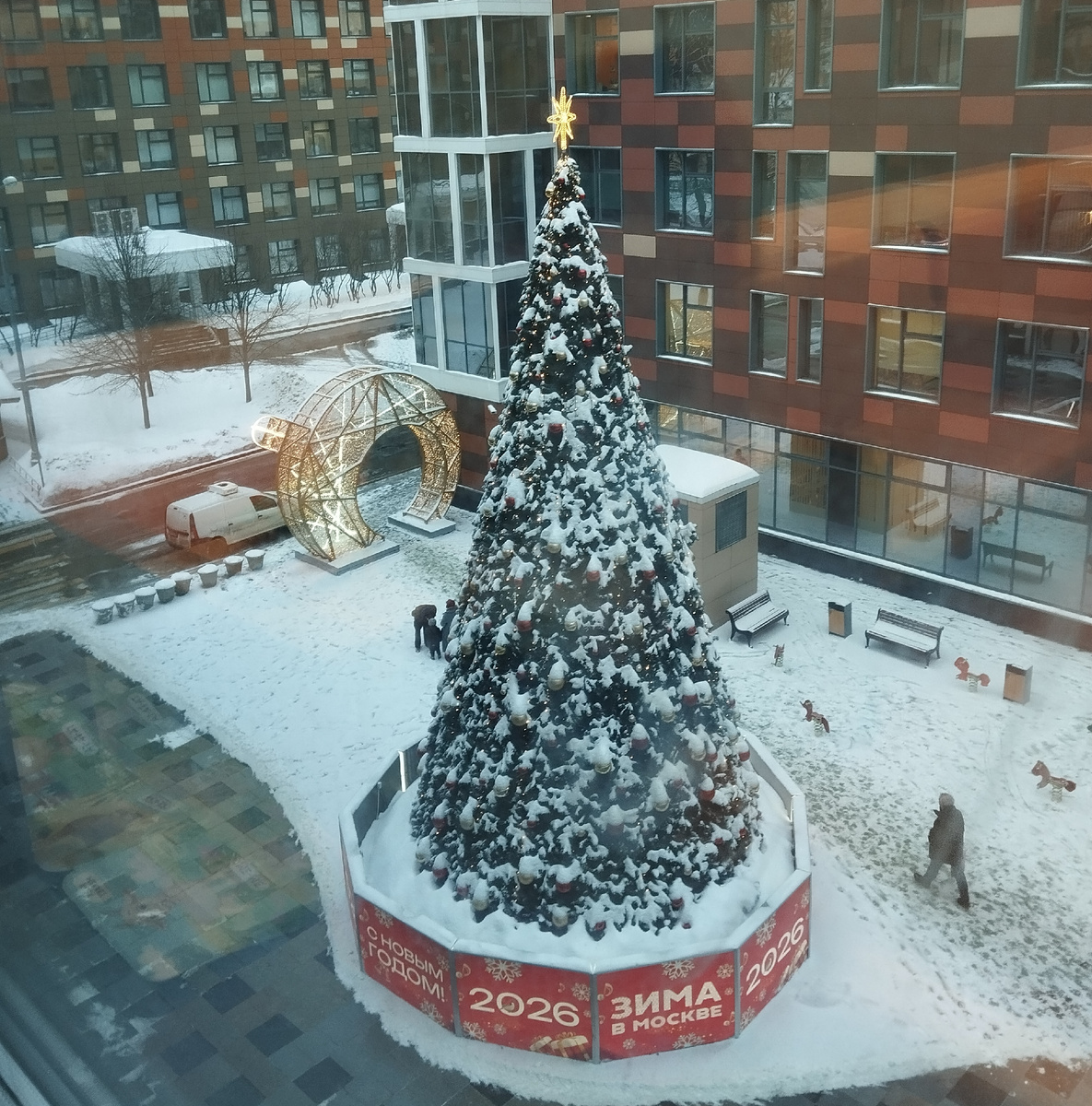 Вид из окна. ЗДЕСЬ и далее фото автора и(или) из личного архива автора, если не указано иначе.