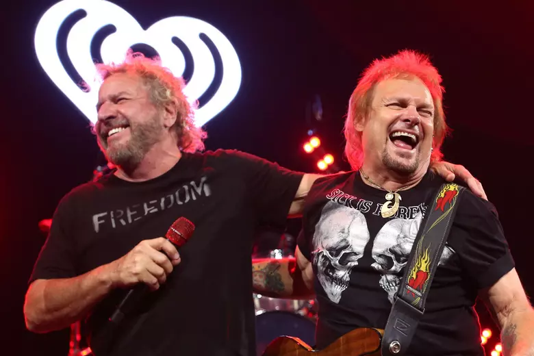 Сэмми Хагар разочарован, что его и Майкла Энтони не пригласили для работы над неизданным материалом VAN HALEN