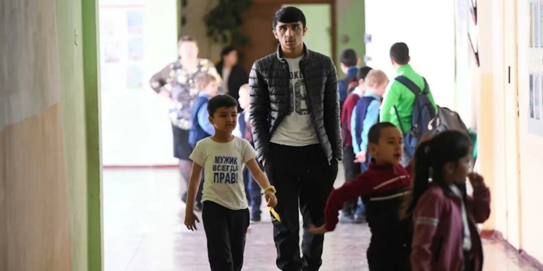 Мигрант-КМСник избил ребенка возле школы по просьбе младшего брата