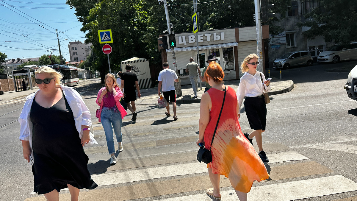 Жара +39 +40 в Краснродаре июль 2025 года так одеты люди. Это самые пиковые периоды 