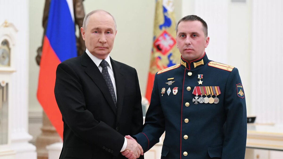 Президент РФ Владимир Путин и командир противотанковой артиллерийской батареи Южного военного округа лейтенант Михаил Король, 23.02.2026 год / © Sputnik / Кристина Соловьёва