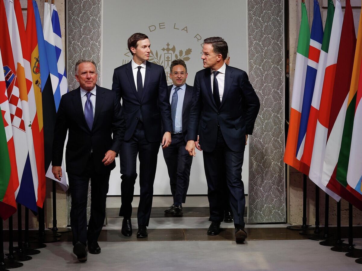    Джаред Кушнер, Стив Уиткофф и Марк Рютте перед встречей "коалиции желающих" в Елисейском дворце в Париже | © AP Photo / Yoan Valat