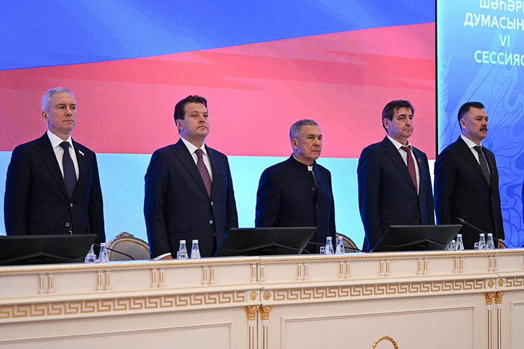    С докладом о результатах работы перед депутатами выступил мэр Казани Ильсур Метшин. Его отчет оказался столь подробным и содержательным, что потребовался почти час, чтобы все озвучить.   
Фото: rais.tatarstan.ru