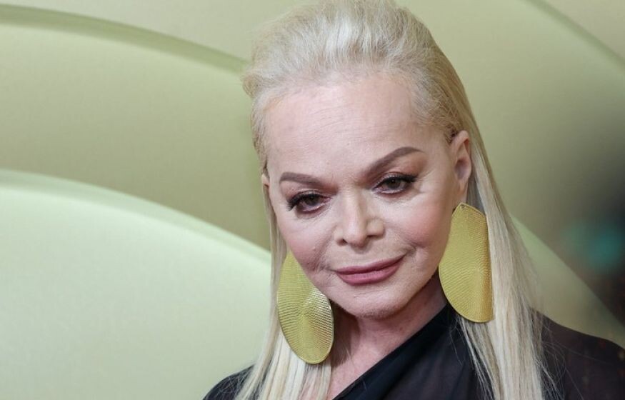    Водитель Ларисы Долиной припарковал минивэн на тротуаре у Театра на Таганке