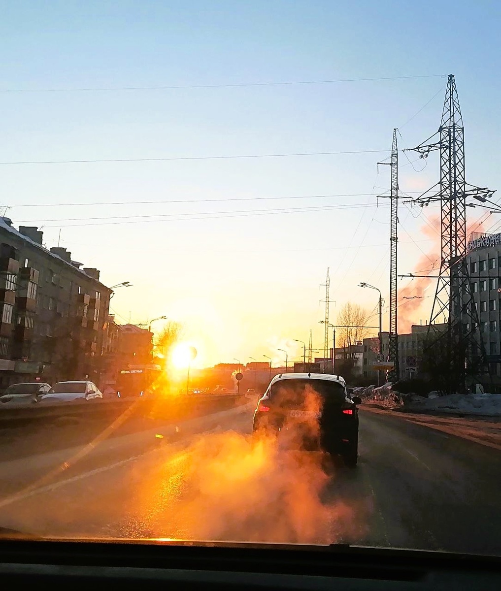 Фото вчерашнего дня. Это мы из бассейна возвращались на закате. 