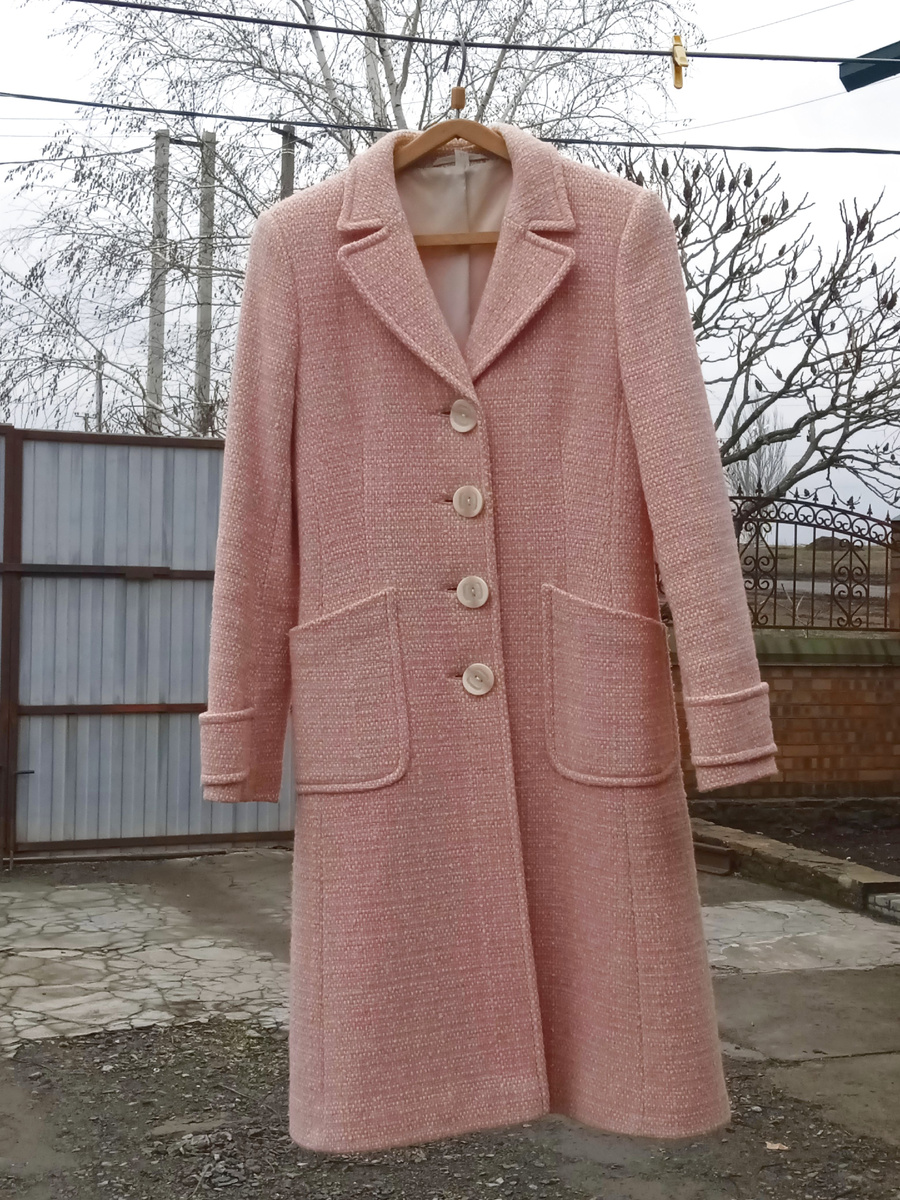 Собственное фото автора. Моё пальто во дворе. 26 февраля 2026 г.