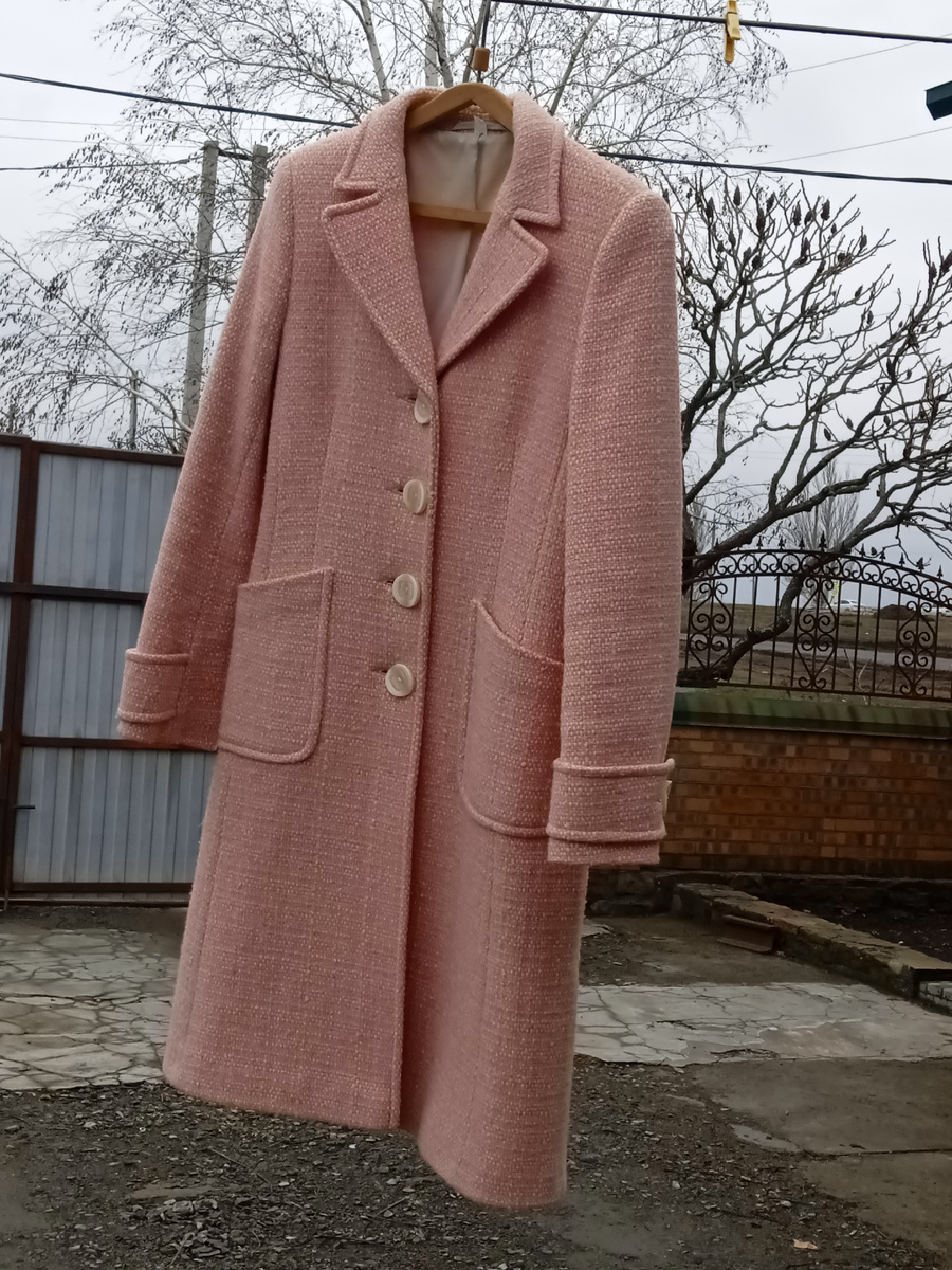 Собственное фото автора. Моё пальто во дворе. 26 февраля 2026 г.