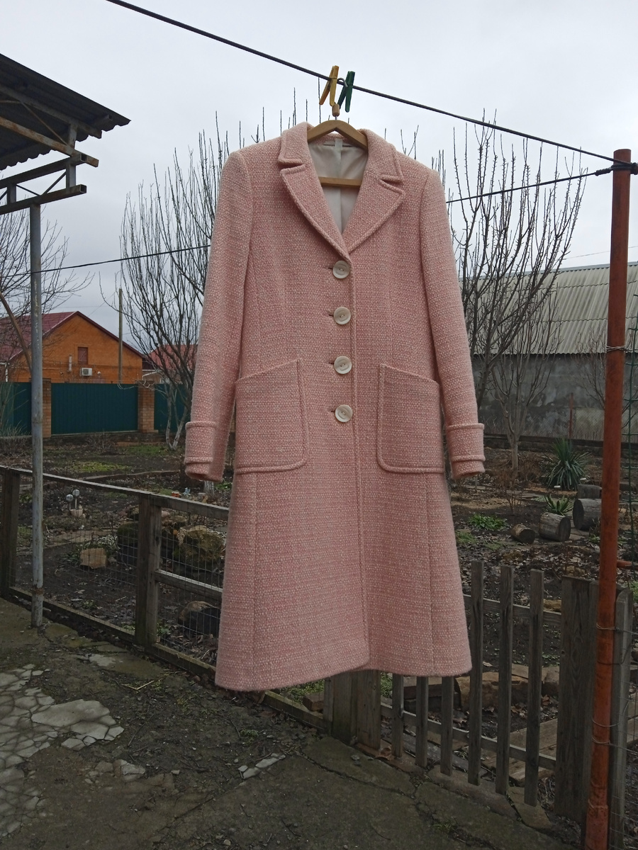 Собственное фото автора. Моё пальто во дворе. 26 февраля 2026 г.