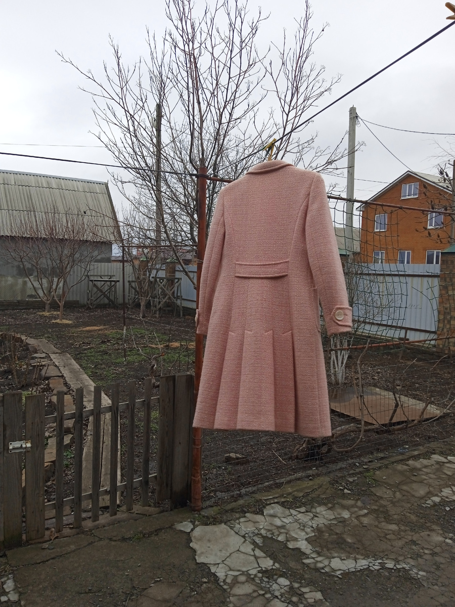 Собственное фото автора. Моё пальто во дворе. 26 февраля 2026 г.
