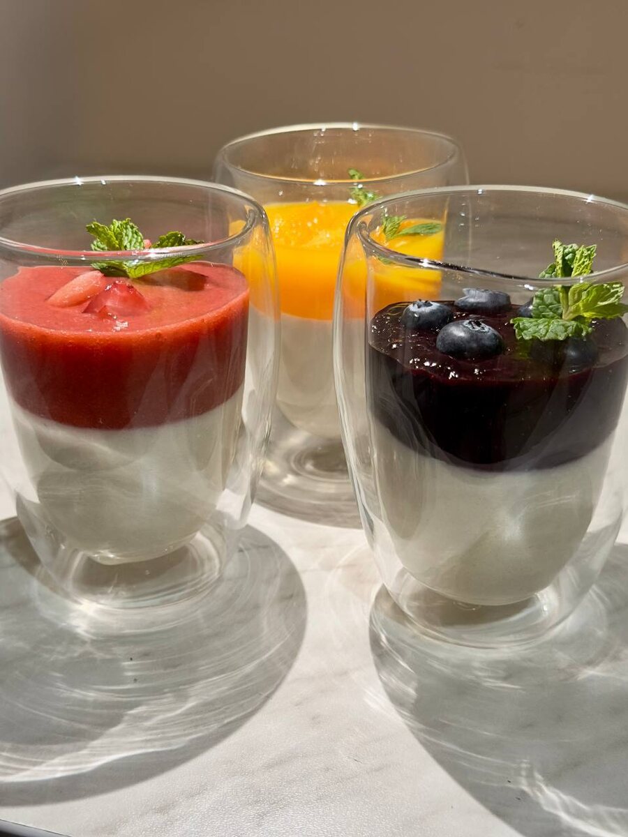 Панна-котта на кокосовом молоке с конфитюром из клубники, голубики и мандариов