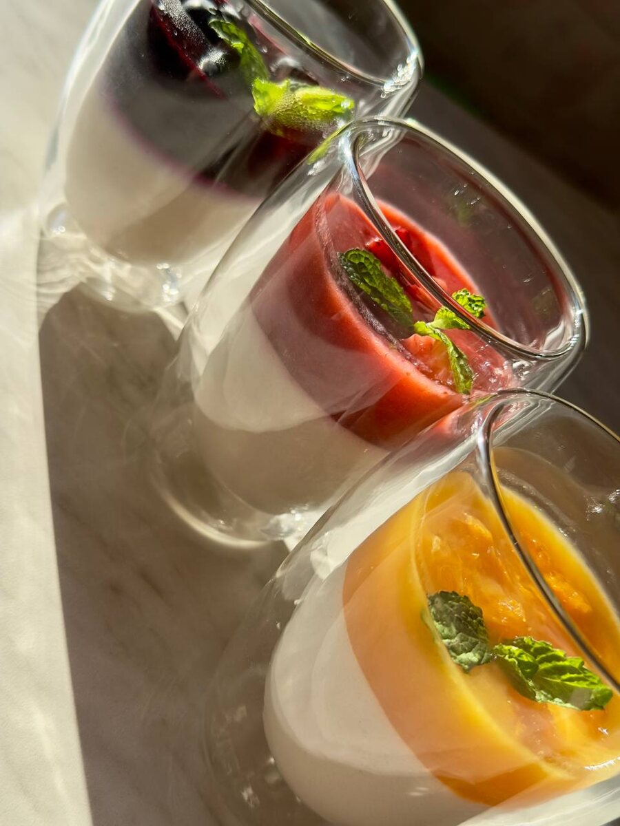 Панна-котта на кокосовом молоке с конфитюром из клубники, голубики и мандаринов