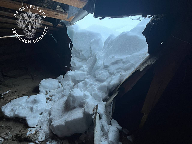 Сугробы на крыше дома в Кимрах привели к коммунальной аварии. Идет проверка