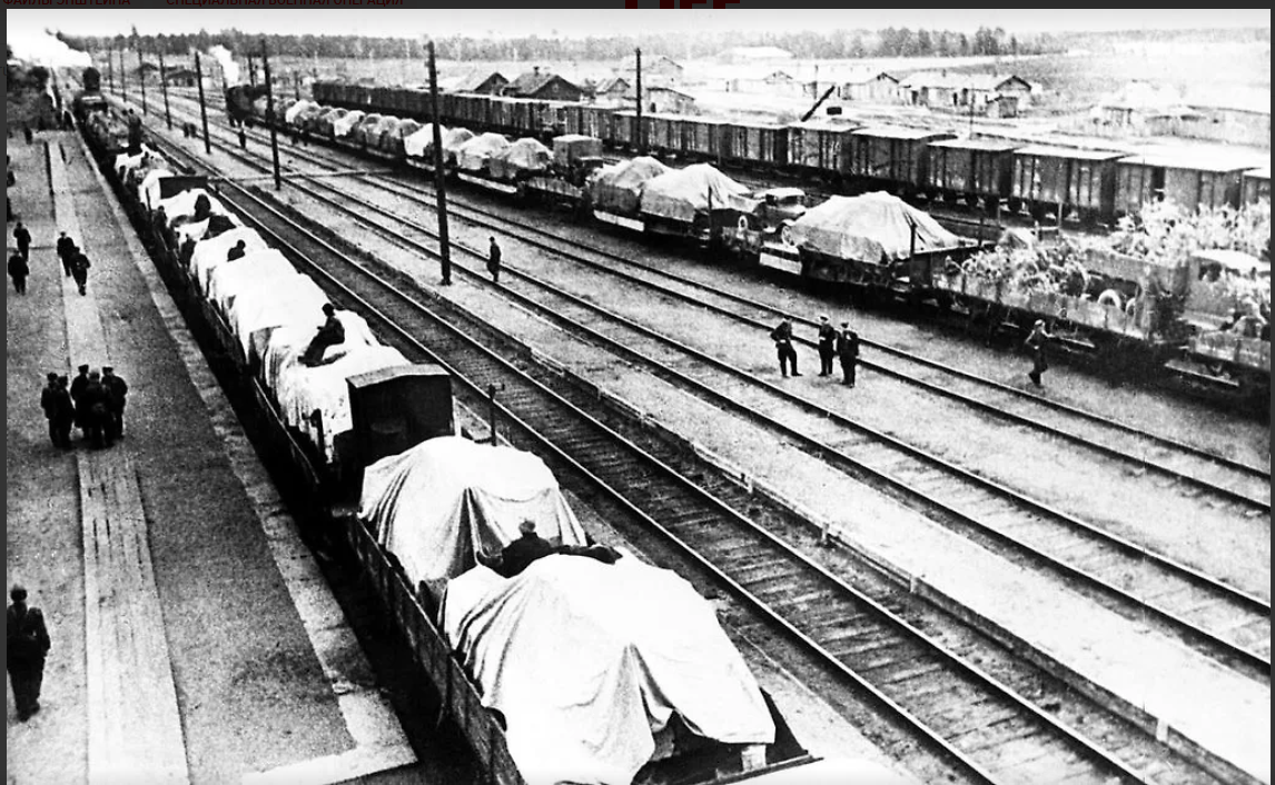 Парк железнодорожной станции в годы Великой Отечественной войны. На путях стоят эшелоны с военной техникой и грузами.