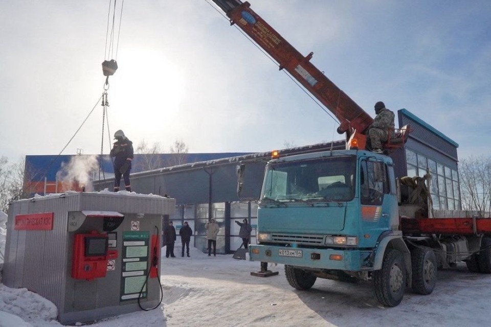    АЗС работала без разрешения и представляла угрозу для людей. Фото: пресс-служба мэрии Новосибирска.