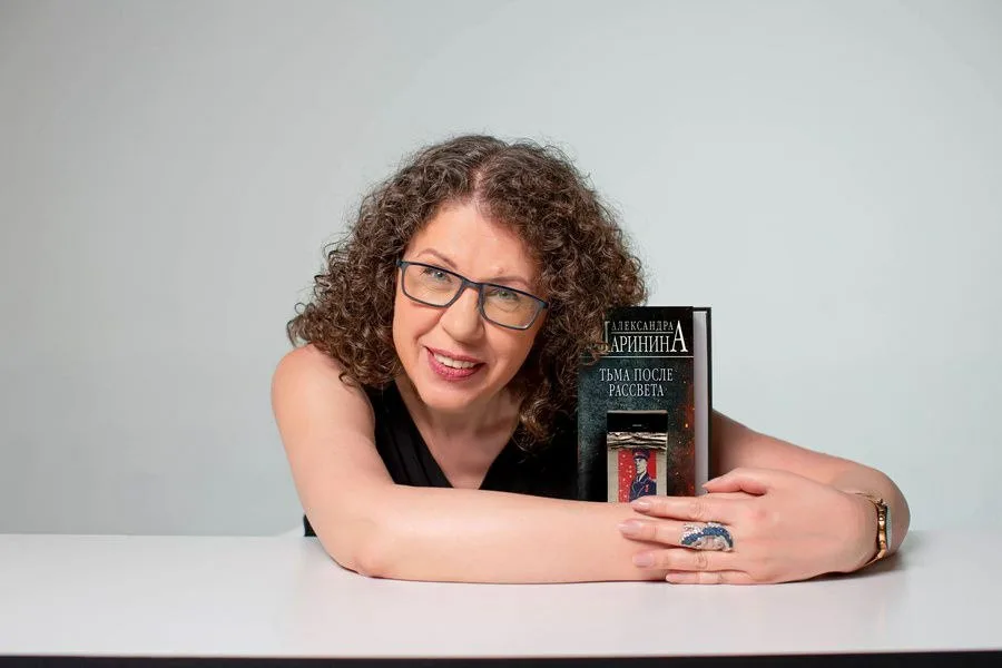 Александра Маринина. И снова в руках — новорожденное детище