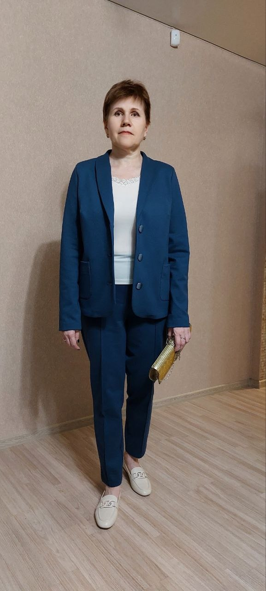 Тот самый костюм из джерси. Первая моя "серьезная" вещь. Пиджак ношу до сих пор, брюки как-то не носятся.