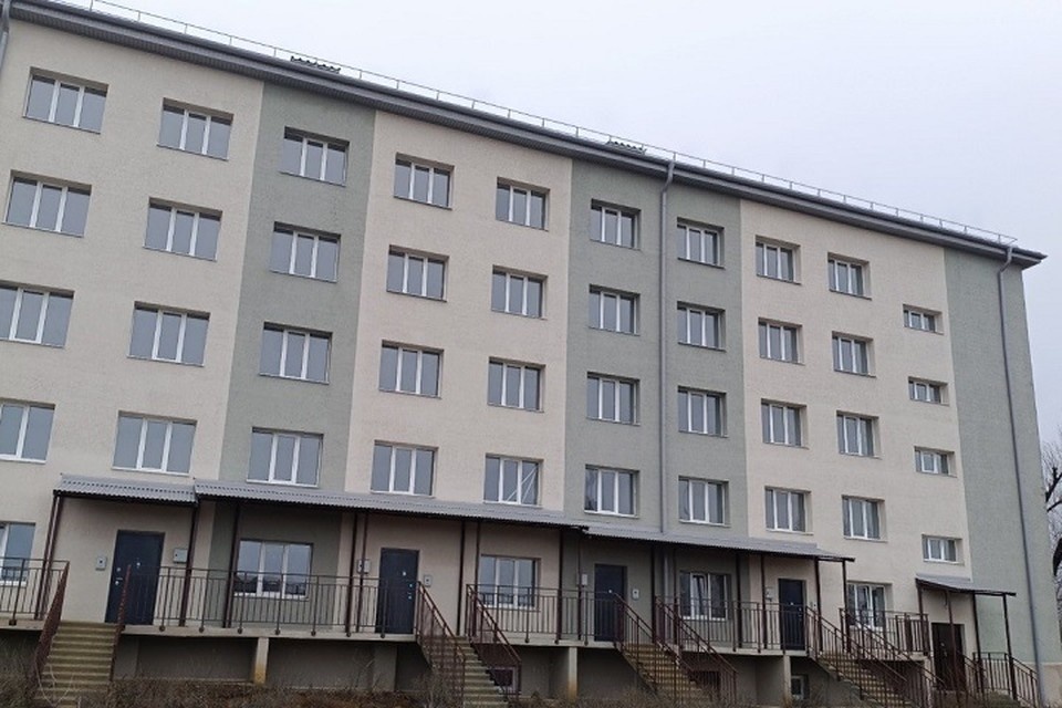    В Мариуполе восстановили пятиэтажку с видом на море, пострадавшую при обстрелах. Фото: УТНКР