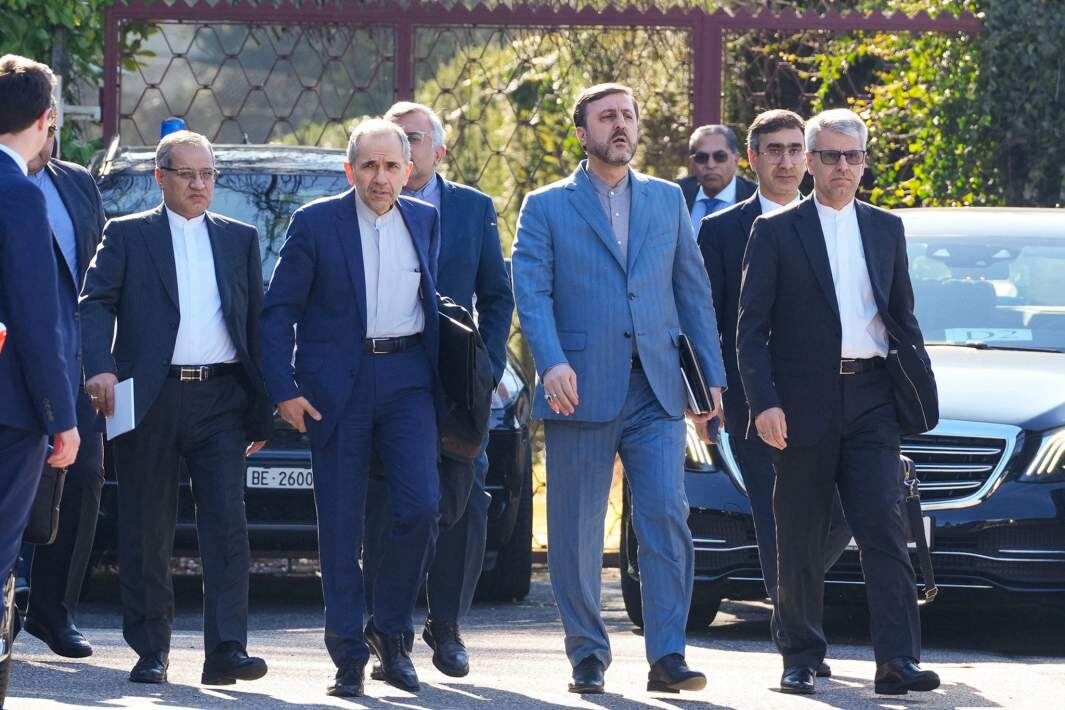 Иранская делегация на переговорах отправляется на место проведения переговоров с США в Женеве. Фото: Iranian Foreign Ministry/WANA (West Asia News Agency)/ Handout via REUTERS