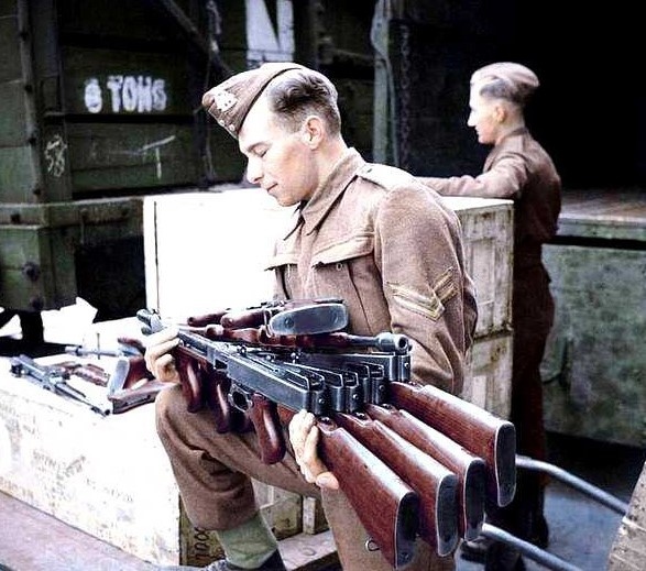 Британские солдаты разгружают полученные по ленд-лизу "томми-ганы", 1941 год.