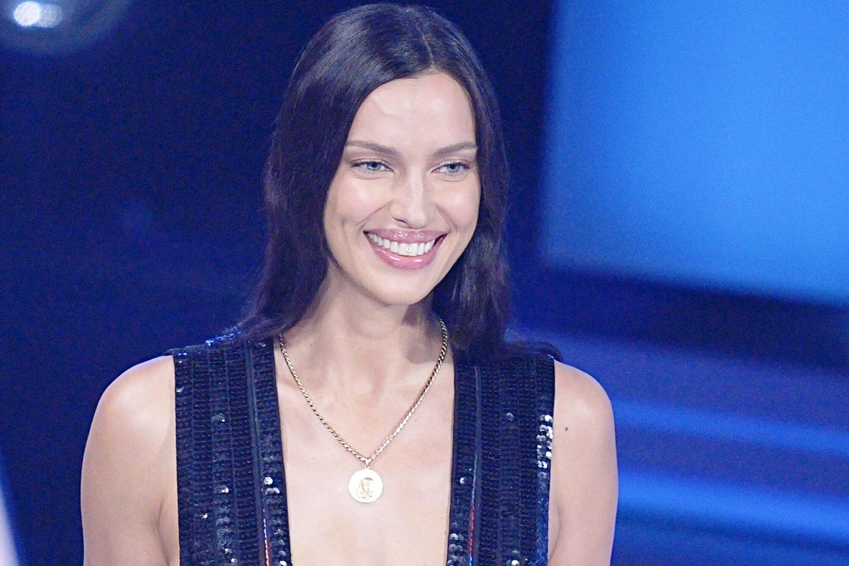     Ирина Шейк в платье с полуобнаженной грудью вышла на сцену музыкального фестиваля в Сан-Ремо