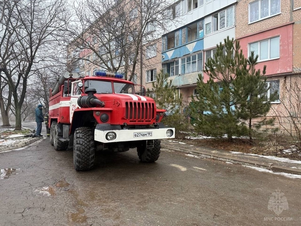    Девушку нашли в задымленной квартире. ФОТО: МЧС России