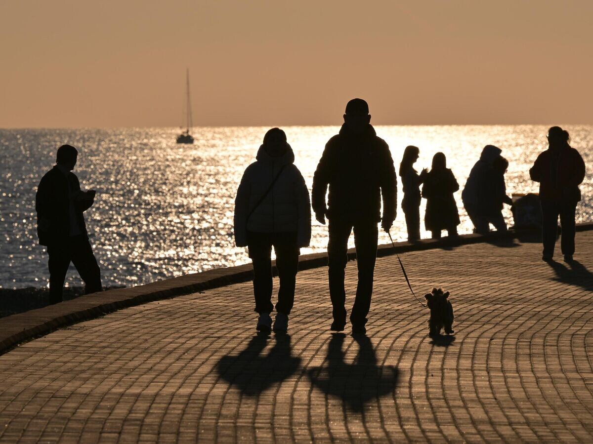    Люди гуляют по набережной в Сочи | © РИА Новости / Евгений Биятов