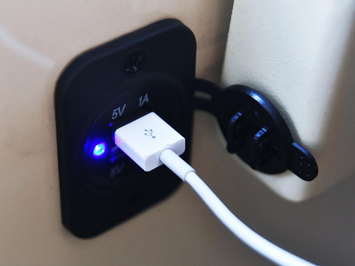   Розетка для зарядки мобильных устройств | © РИА Новости / Алексей Куденко