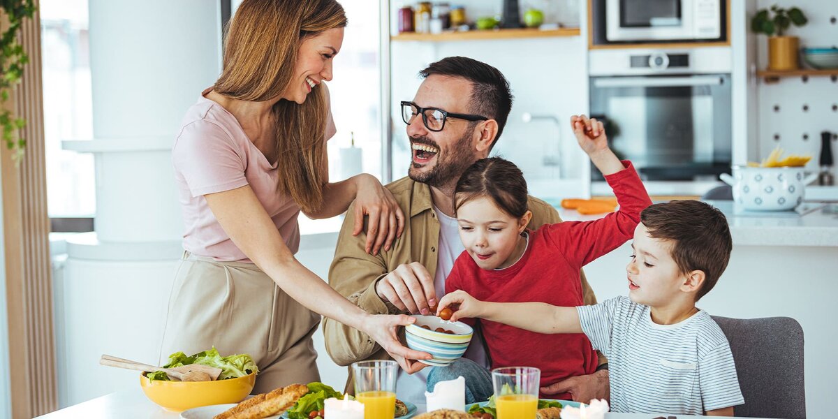 В гостях еда становится событием: внимание к окружающим и социальные нормы замедляют темп и помогают почувствовать сытость раньше.